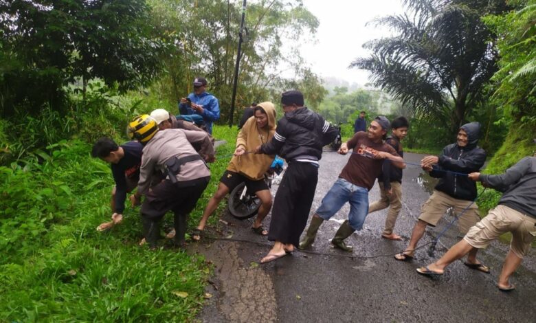 Jalan Licin, Pemotor Terjatuh dan Hampir Masuk Jurang di Sukanagara