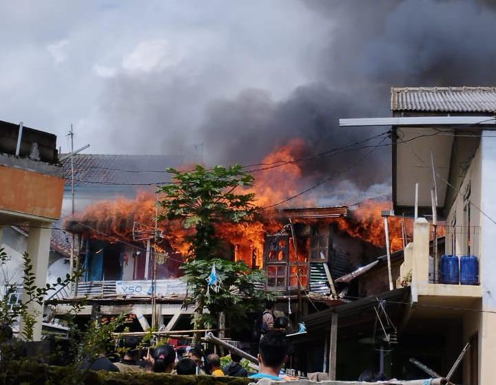 Diduga Korsleting Listrik, 16 Rumah di Cipanas Terbakar 