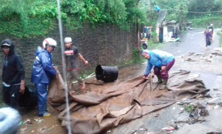 Hujan Deras, Sejumlah Titik di Cipanas Diterjang Banjir dan Longsor