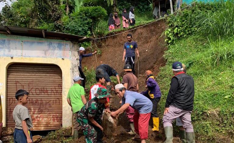 Masyarakat Gotong Royong Evakuasi Usai Longsor dan Banjir di Cipanas 