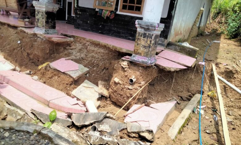 Lima Rumah di Sindangbarang Rusak Akibat Pergeseran Tanah