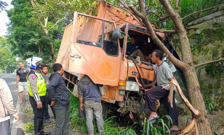 Diduga Rem Blong, Truk Fuso Hantam Pohon Mahoni di Cianjur