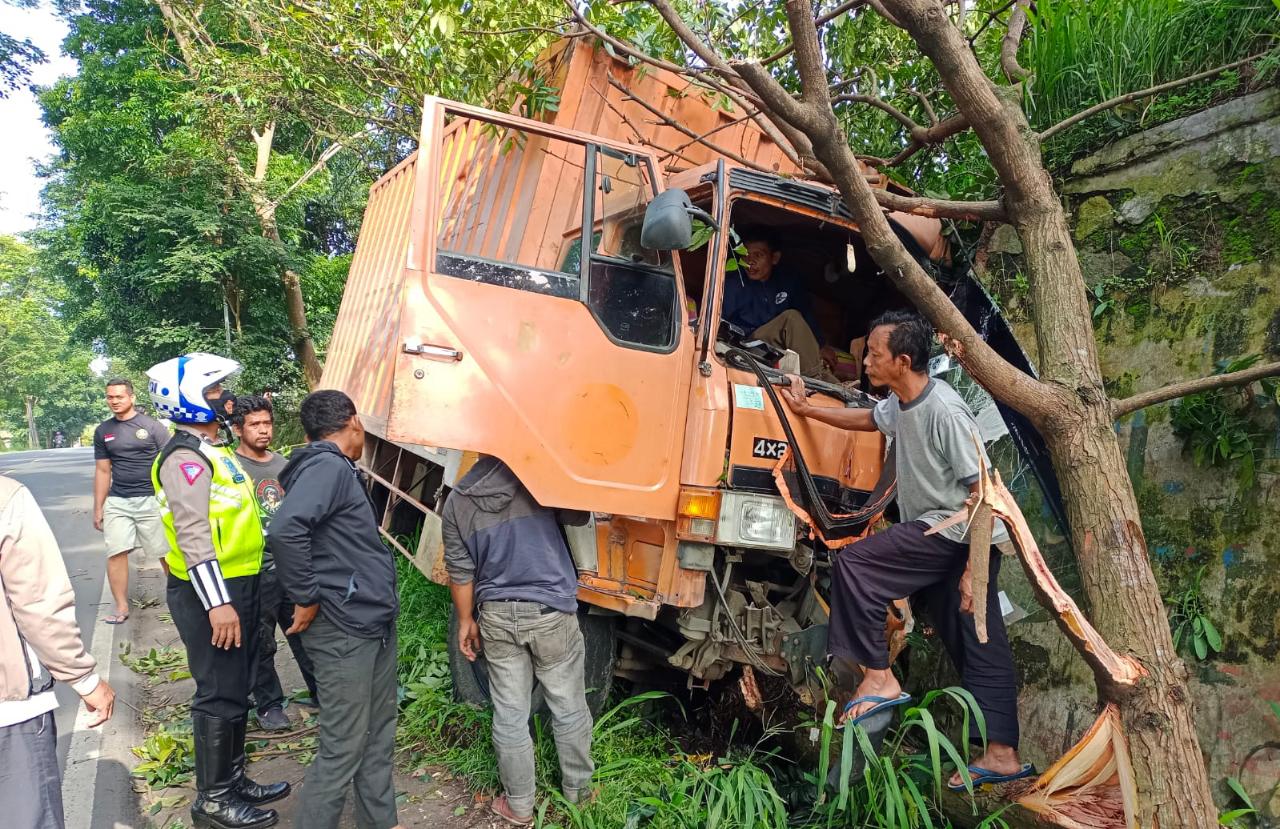 Diduga Rem Blong, Truk Fuso Hantam Pohon Mahoni di Cianjur