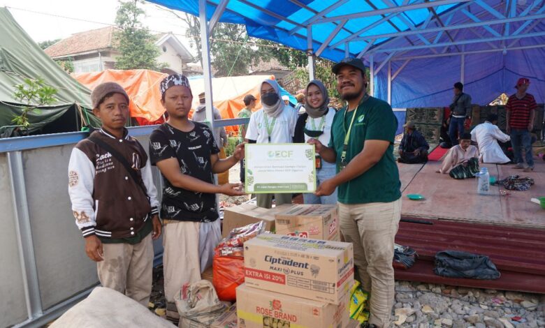 Penyerahan donasi bagi mitra tani ECF Cipanas oleh Muhamad Dani, selaku perwakilan dari EdenFarm di Posko Pengungsian Cipanas, Selasa (14/12)