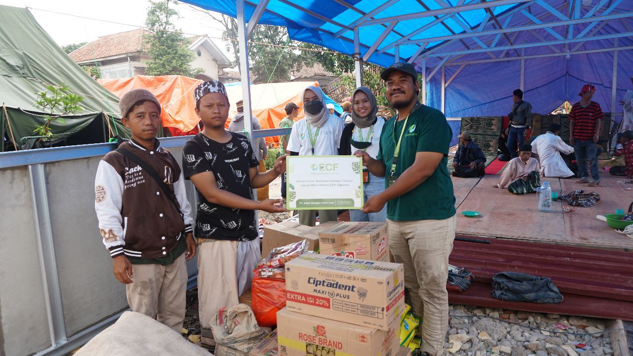 Penyerahan donasi bagi mitra tani ECF Cipanas oleh Muhamad Dani, selaku perwakilan dari EdenFarm di Posko Pengungsian Cipanas, Selasa (14/12)