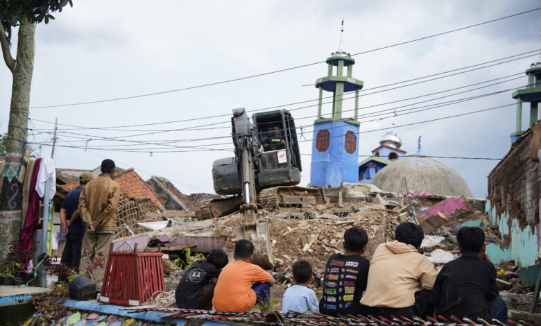 Excavator Jadi Hiburan Anak-Anak Terdampak Gempa Cianjur