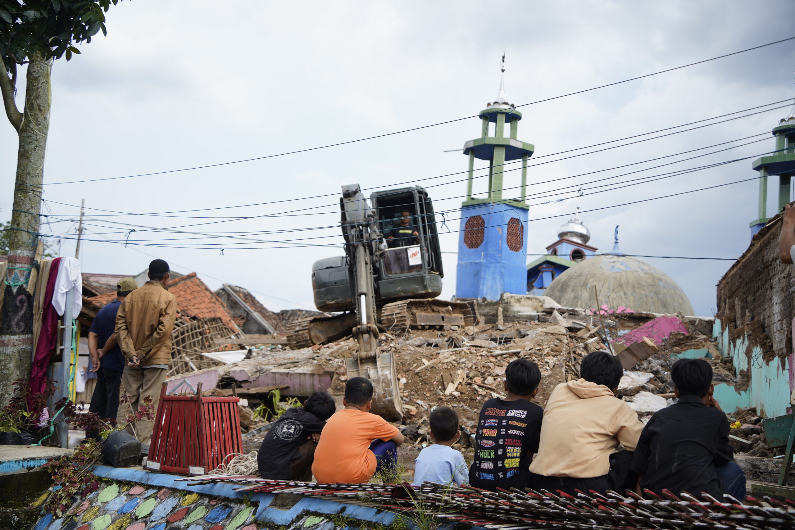 Excavator Jadi Hiburan Anak-Anak Terdampak Gempa Cianjur