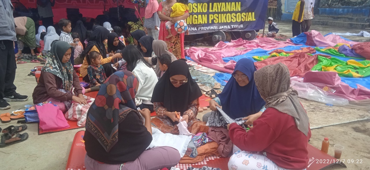 LDP Kemensos Ubah Pakaian Menumpuk Jadi Bantal Bagi Korban Gempa Cianjur