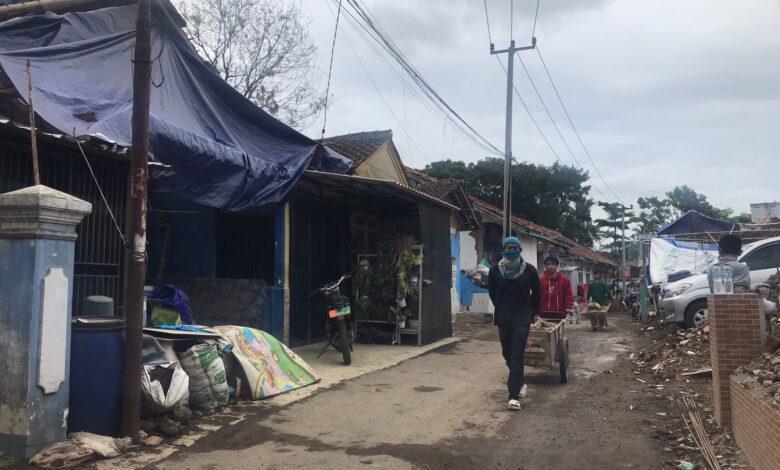 Warga Terdampak Gempa Cianjur Mulai Memperbaiki Rumah yang Rusak