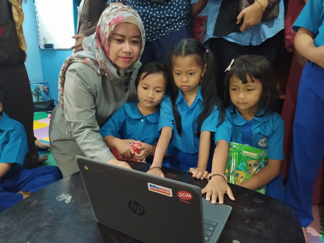 Alfamart dan SGM Eksplor Salurkan Bantuan Untuk PAUD/TK Wilayah Cianjur Sukabumi Dan 5000 Anak dari Sabang-Merauke