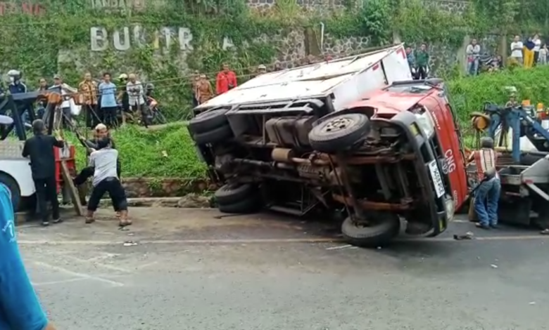 Kecelakaan, Truk Terguling di Cipanas Hingga Tutup Badan Jalan