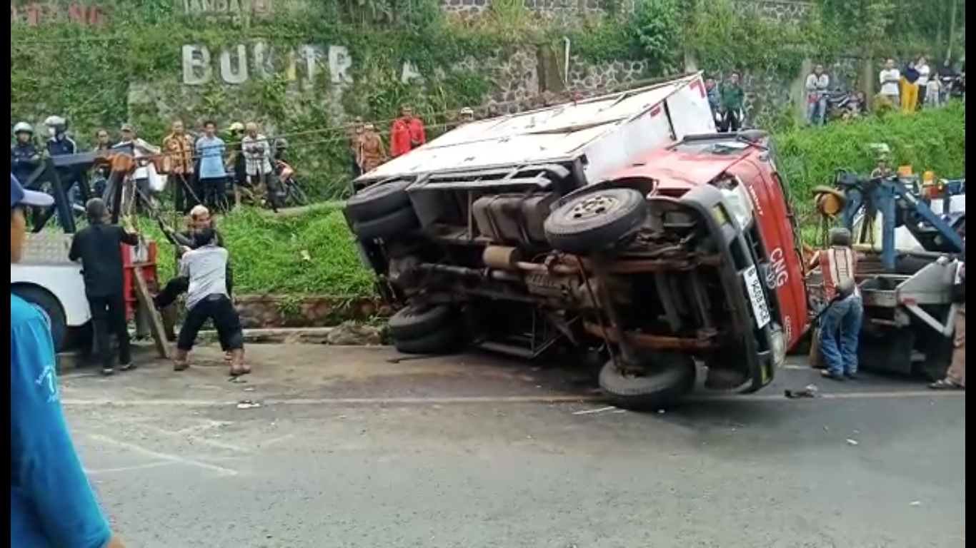 Kecelakaan, Truk Terguling di Cipanas Hingga Tutup Badan Jalan