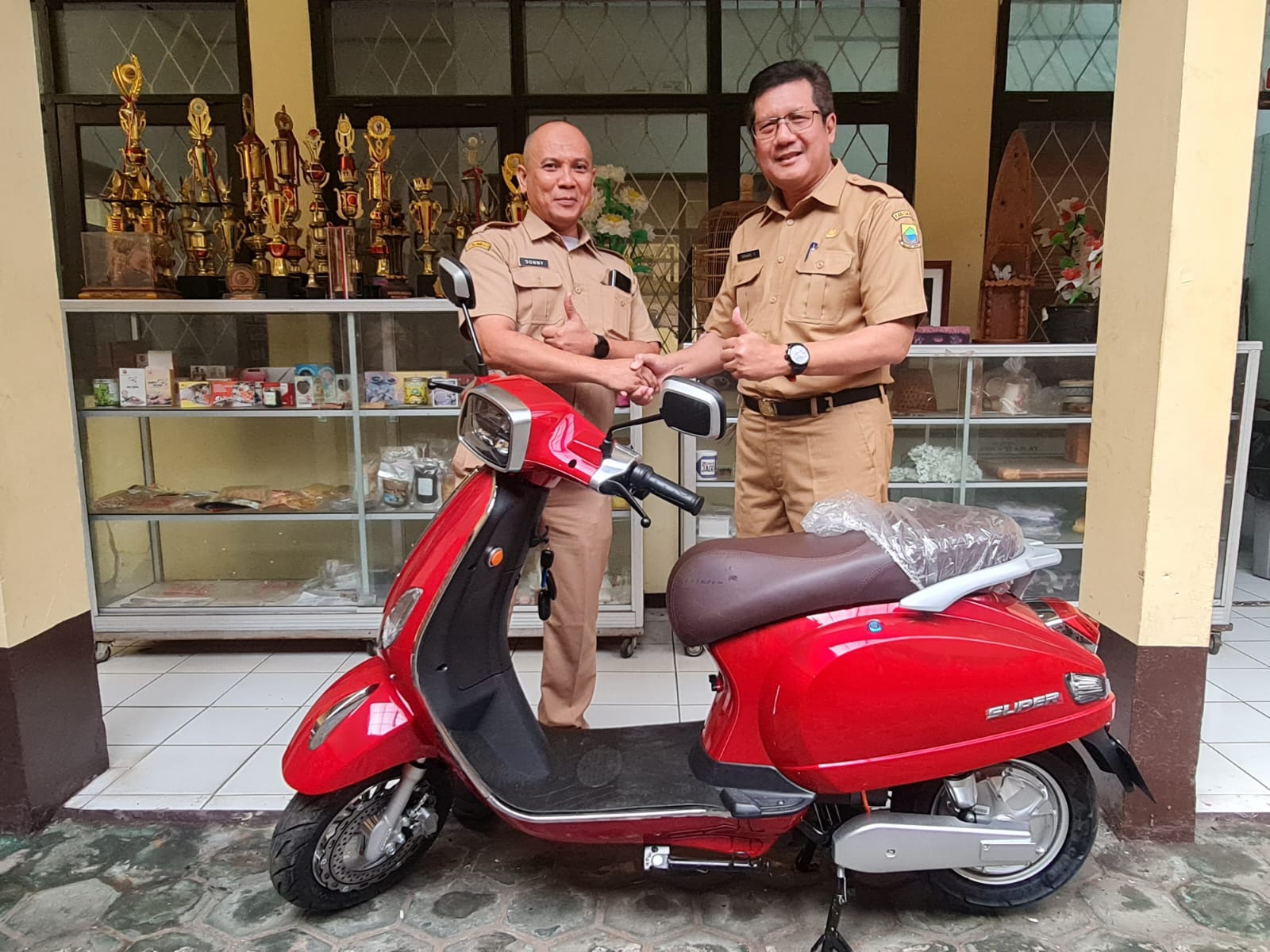 Capai Target PAD, Pasar Induk Cianjur Dapat Hadiah Motor Listrik