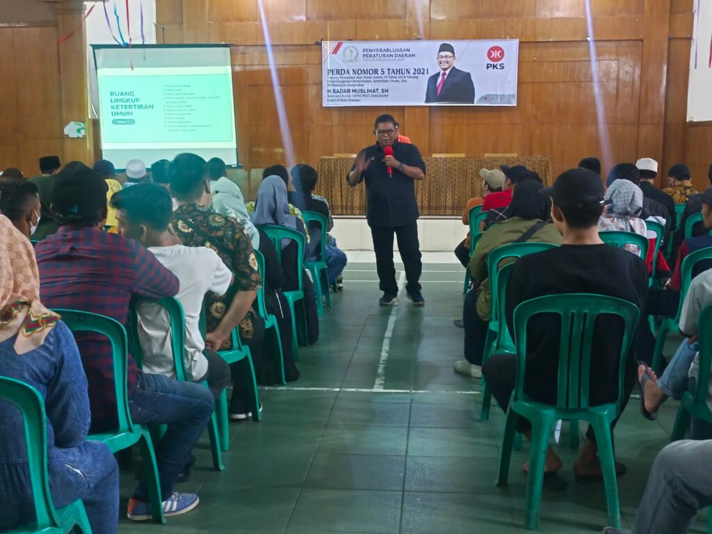 Sekretaris Komisi 1 DPRD Provinsi Jawa Barat, Dapil lV Kabupaten Cianjur dari Fraksi Partai Keadilan Sejahtera (PKS), H. Sadar Muslihat, SH menggelar sosialisasi penyebarluasan Peraturan Daerah (Perda), di Karangtengah Cianjur. Foto: Reza Renaldi Cianjur Update