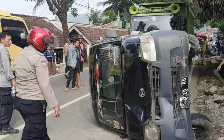 Kecelakaan di Jalan Raya Cibeber: Mobil Pikap dan Sepeda Motor Tabrakan, Lalu Lintas Terhambat