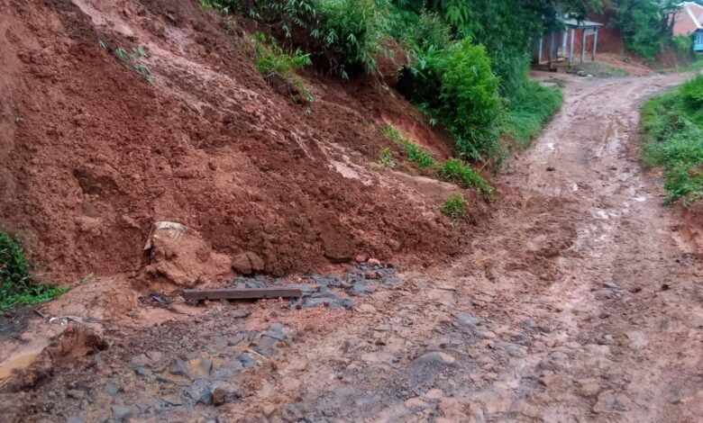 Jalan Takokak-Cianjur Selatan Dibiarkan Rusak, Warga Kesulitan Melintas