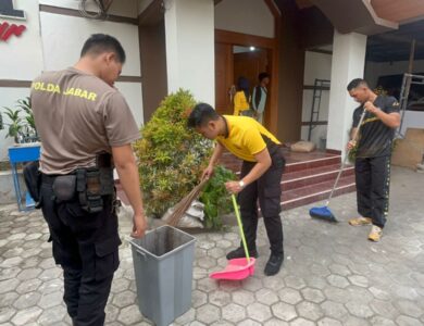 Sambut hari Bhayangkara Polres Cianjur Gelar bersih-bersih tempat ibadah