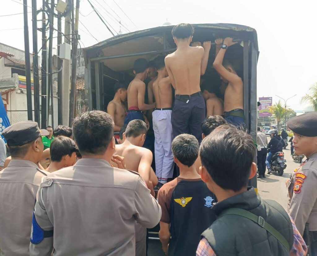 Puluhan Pelajar SMP Menumpang Truk Hendak Tawuran Balas Dendam ke Cipanas