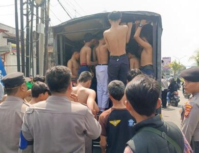 Puluhan Pelajar SMP Menumpang Truk Hendak Tawuran Balas Dendam ke Cipanas