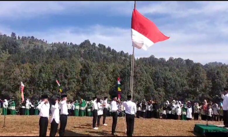 Momen santri di Sukanagara bentangkan bendera merah putih di atas bukit Kecamatan Sukanagara Cianjur selatan