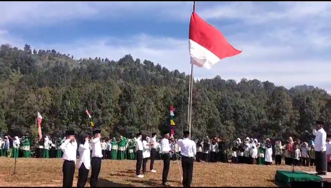 Momen santri di Sukanagara bentangkan bendera merah putih di atas bukit Kecamatan Sukanagara Cianjur selatan