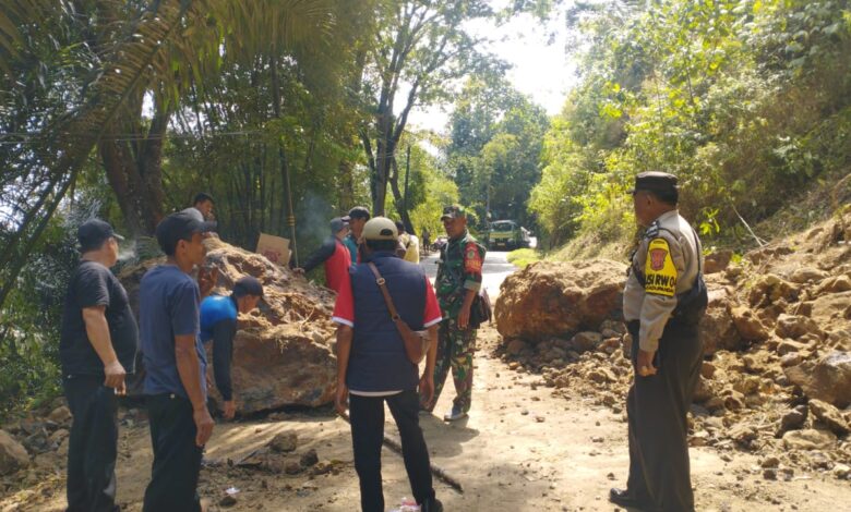 Longsoran menutupi badan jalan utama di Kecamatan Kadupandak