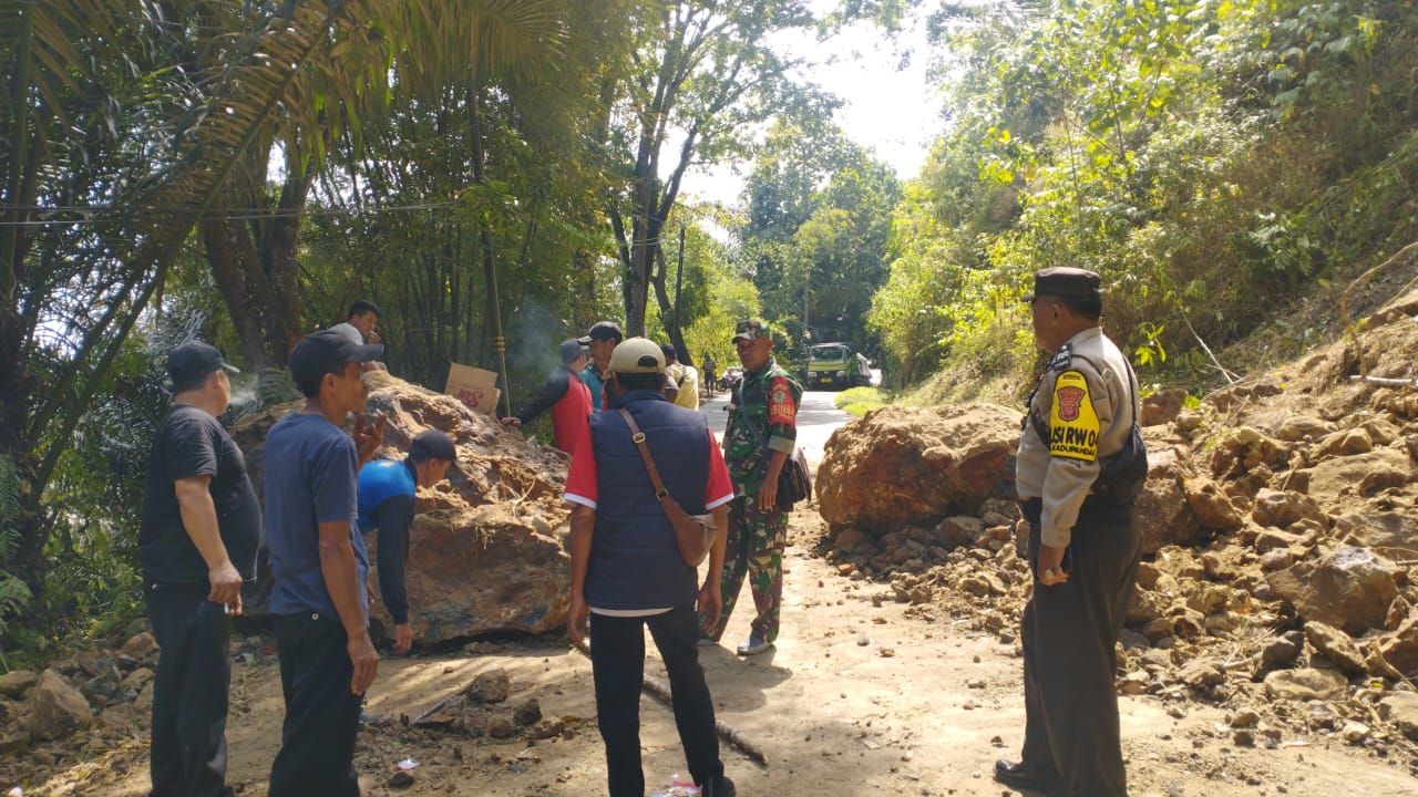 Longsoran menutupi badan jalan utama di Kecamatan Kadupandak