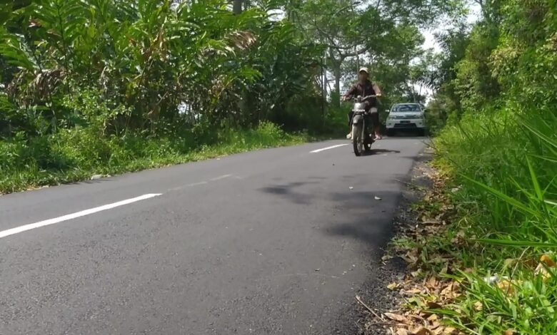 Akses Jalan utama di Kubang Puncak Simun sepanjang lima kilometer di Kecamatan Sukaresmi, kini telah rampung diperabiki.