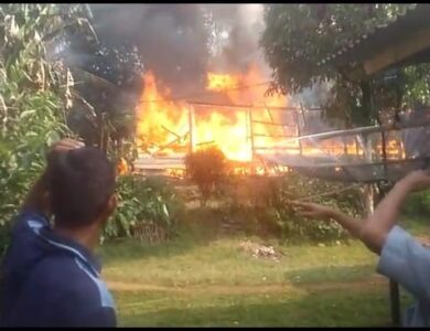 Dua pasangan suami istri lanjut usia (jompo) Engkos Kosasih (80) dan Pupu Solihat (73) warga Kampung Pajagan RT. 02/02 Desa Salamnunggal kecamatan Cibeber Kabupaten Cianjur, nyaris terbakar.