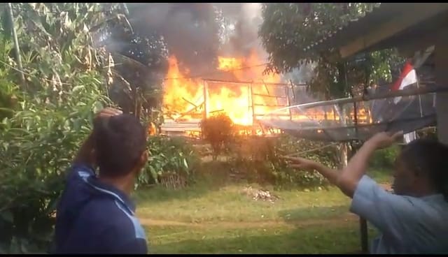 Dua pasangan suami istri lanjut usia (jompo) Engkos Kosasih (80) dan Pupu Solihat (73) warga Kampung Pajagan RT. 02/02 Desa Salamnunggal kecamatan Cibeber Kabupaten Cianjur, nyaris terbakar.