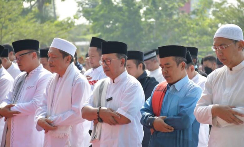 Salat yang digelar secara serentak di masing-masing Kecamatan se Kabupaten Cianjur tersebut berharap Allah SWt bisa memberikan atau menurunkan hujan yang berkah bagi warga Cianjur.