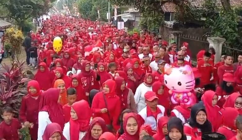 Ribuan warga di Desa Jati, Kecamatan Bojongpicung, antusias mengikuti kegiatan jalan santai pada program desa manjur bungah pisan, Senin (28/8/2023).