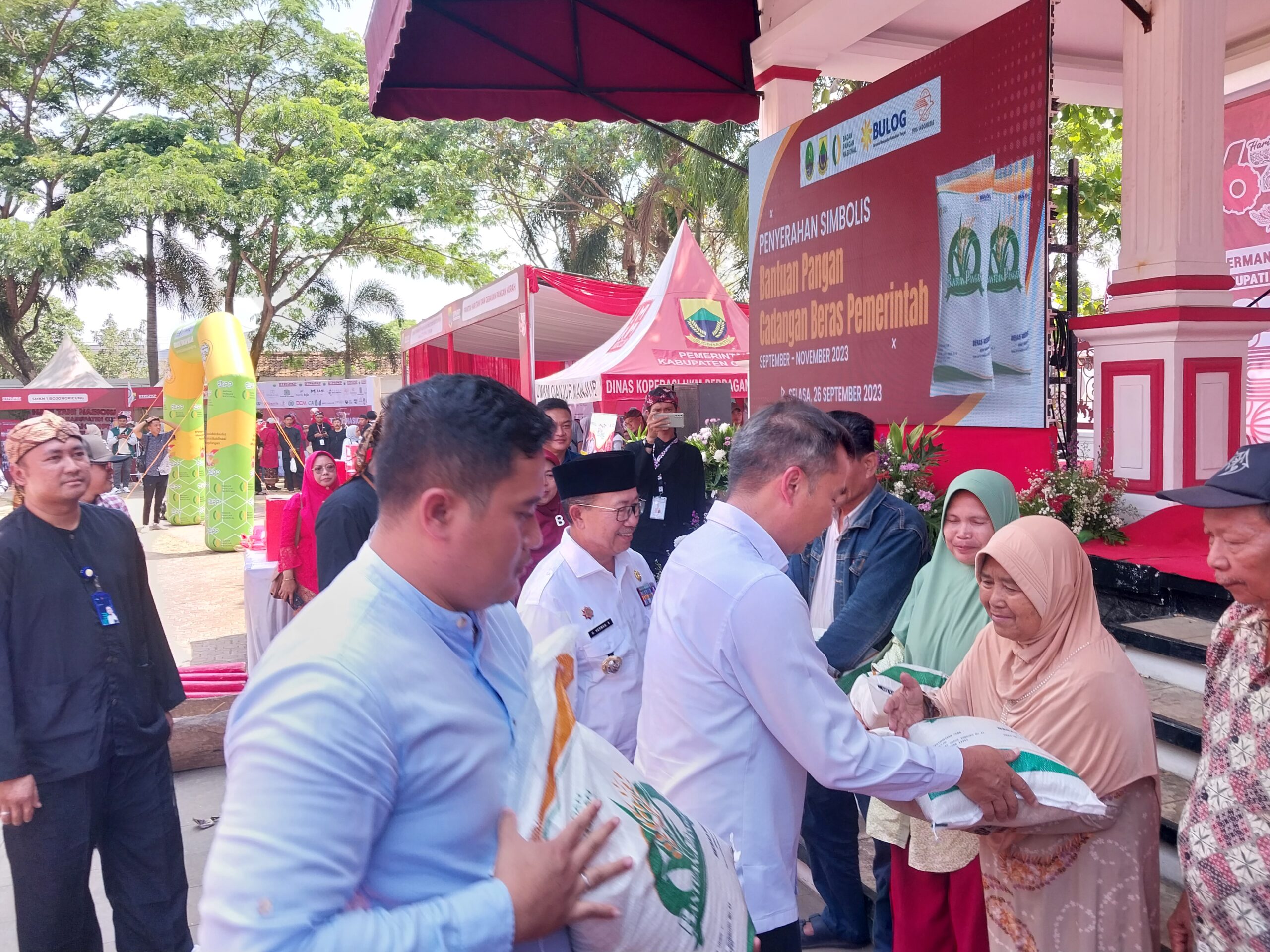 Penjabat Gubernur Jabar Bey Machmudin memastikan stok beras di Jabar cukup hingga akhir tahun. Ia juga memprediksi musim hujan akan turun di bulan November.