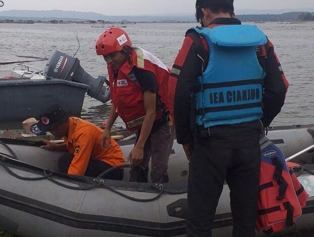 Seorang bocah yang sempat hilang saat berenang di Perairan Kubang Gempol, Waduk Jangari, Cianjur, berhasil ditemukan petugas gabungan, Selasa (5/9/) malam