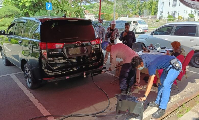 Pemerintah Kabupaten (Pemkab) Cianjur menggelar uji emisi gas buang pada kendaraan dinas di halaman parkir Pendopo, Kabupaten Cianjur