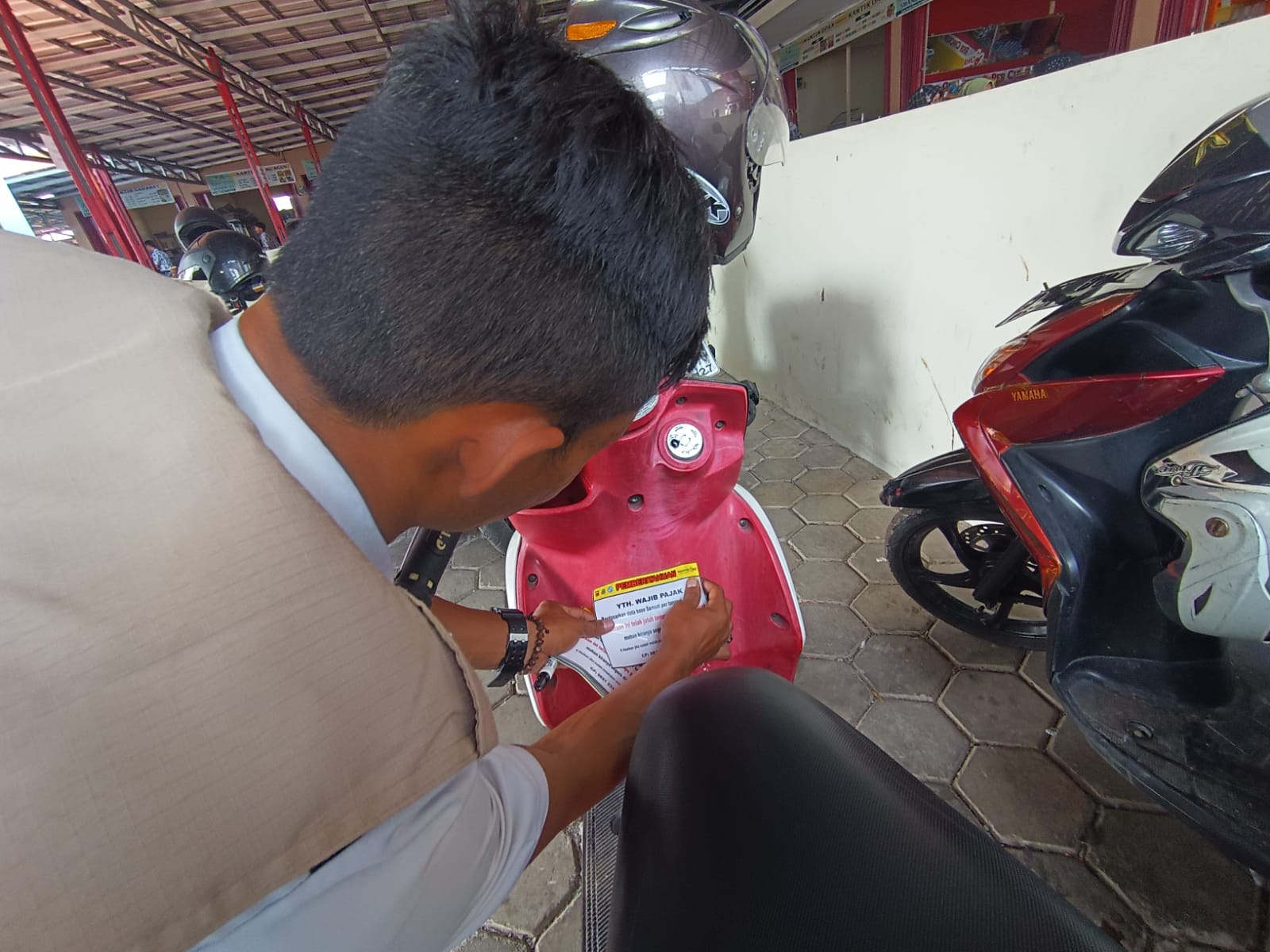 Samsat Kabupaten Cianjur, mulai menyasar fasilitas pendidikan dalam melakukan operasi pemberitahuan jatuh tempo pajak kendaraan bermotor dengan cara menempel stiker pada kendaraan, Rabu (20/9/2023).