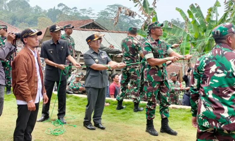 TNI Manunggal Membangun Desa (TMMD) ke 118 Kodim 0608/Cianjur di Desa Bungbangsari, Kecamatan Takokak, dengan tema 'Sinergi Lintas Sektoral Mewujudkan Kemanunggalan TNI dan Rakyat Semakin Kuat' resmi dibuka, Rabu (20/9/2023).