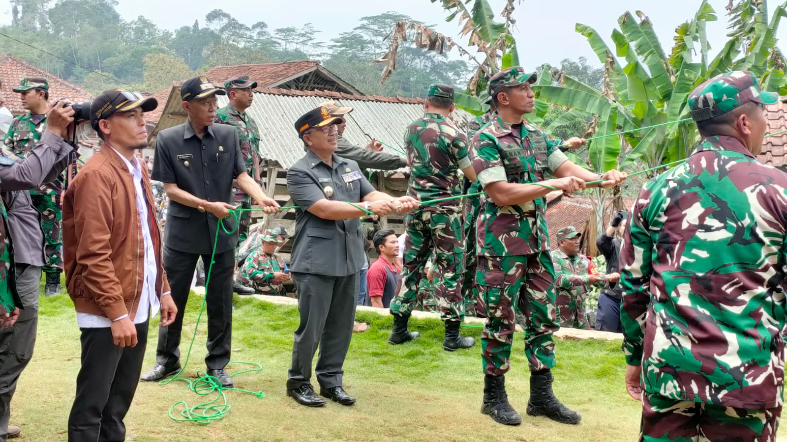 TNI Manunggal Membangun Desa (TMMD) ke 118 Kodim 0608/Cianjur di Desa Bungbangsari, Kecamatan Takokak, dengan tema 'Sinergi Lintas Sektoral Mewujudkan Kemanunggalan TNI dan Rakyat Semakin Kuat' resmi dibuka, Rabu (20/9/2023).