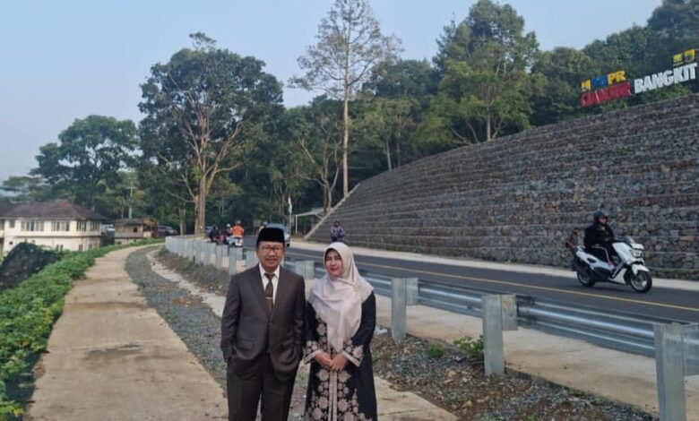 Bupati Cianjur H Herman Suherman, bersama istri Anita Sincayani Herman foto selfie di titik longsor di Jalan Raya Cugeng, Minggu (3/9/2023) kemarin.