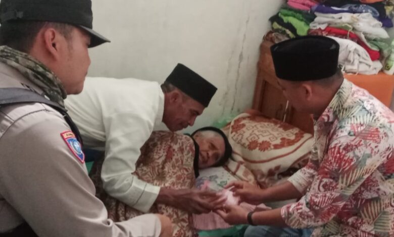 Pemerintah Desa Sukajembar, Kecamatan Sukanagara Cianjur selatan dapat bantuan langsung tunai (DD) Rp300 ribu per bulan.