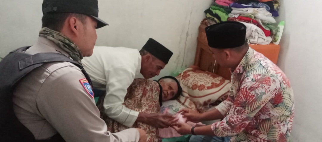 Pemerintah Desa Sukajembar, Kecamatan Sukanagara Cianjur selatan dapat bantuan langsung tunai (DD) Rp300 ribu per bulan.