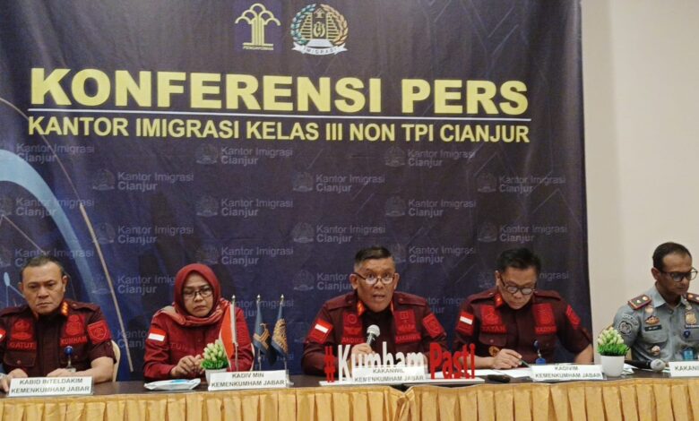 Dua orang warga Negara Asing (WNA) asal Nigeria berhasil diamankan Kantor Imigrasi Kelas III Non TPI Cianjur oleh Tim Intelijen dan Penindakan karena overstay.