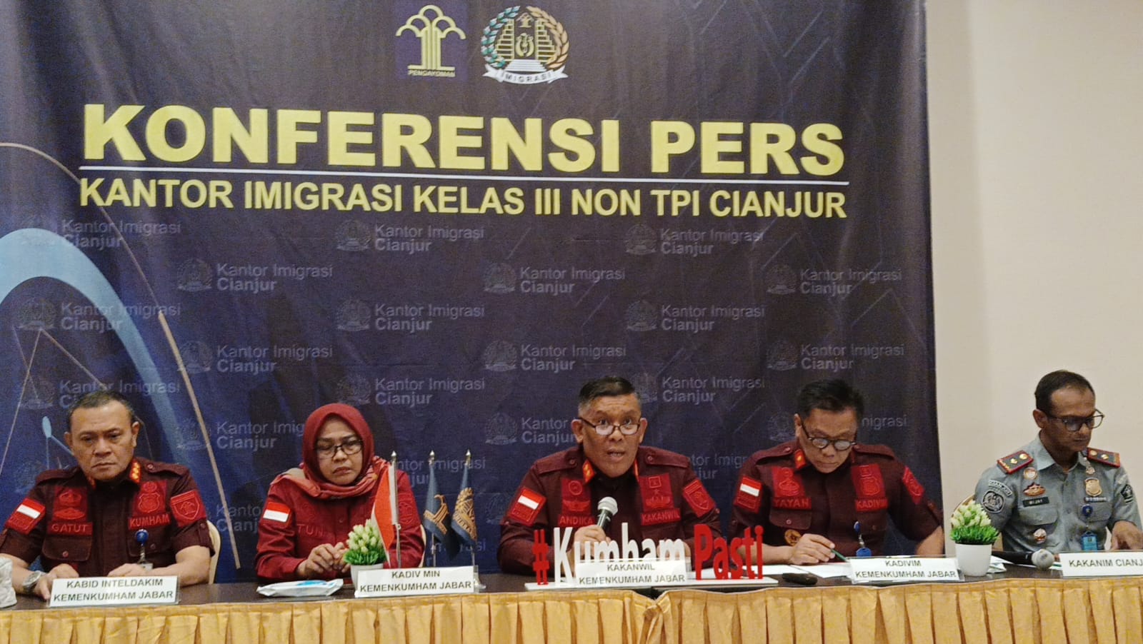 Dua orang warga Negara Asing (WNA) asal Nigeria berhasil diamankan Kantor Imigrasi Kelas III Non TPI Cianjur oleh Tim Intelijen dan Penindakan karena overstay.