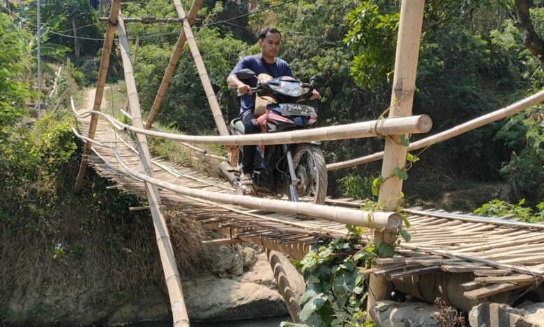 Warga dari dua Desa tagih dan pertanyakan janji Pemerintah terkait pembangunan jembatan penghubung yang akan dibangun.