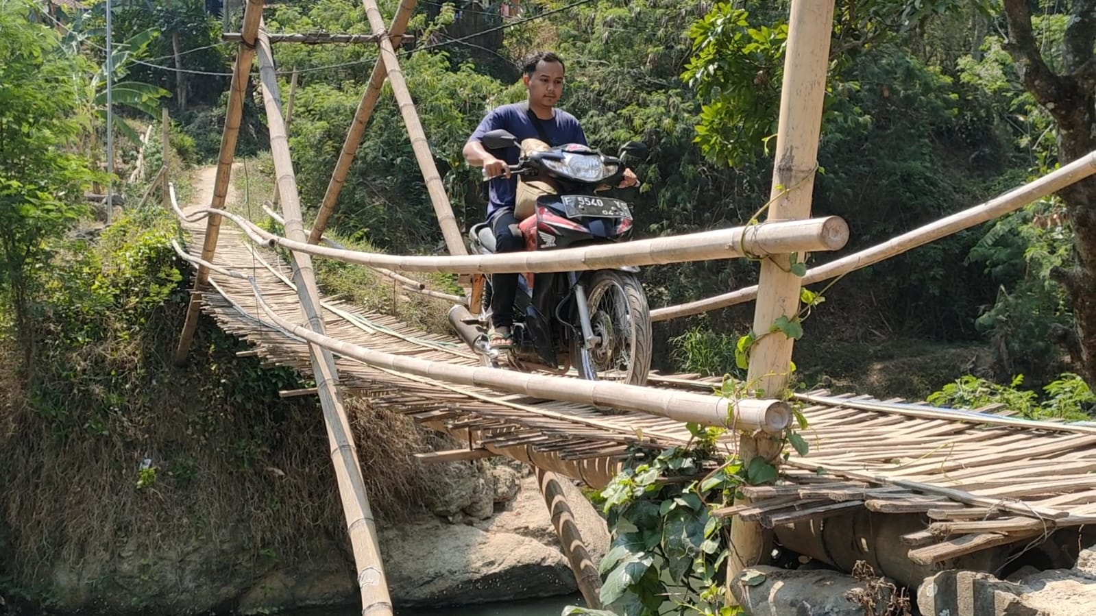 Warga dari dua Desa tagih dan pertanyakan janji Pemerintah terkait pembangunan jembatan penghubung yang akan dibangun.