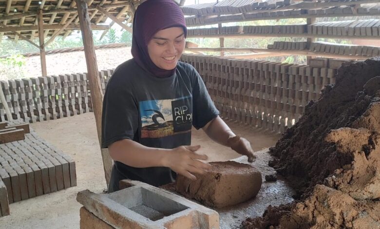 Produsen bata merah kini semakin terpuruk, seiring semakin maraknya produk Herbel yang menggantikan pasaran bata merah sebagai bahan bangunan di setiap toko bangunan