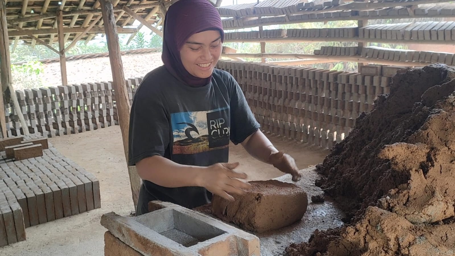 Produsen bata merah kini semakin terpuruk, seiring semakin maraknya produk Herbel yang menggantikan pasaran bata merah sebagai bahan bangunan di setiap toko bangunan