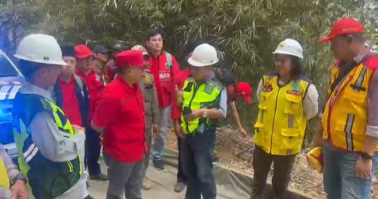 Bupati Cianjur, H Herman Suherman, cek langsung lokasi proyek pekerjaan rabat beton di Kecamatan Cidau, Cianjur selatan, Senin (30/10/2023) kemarin.