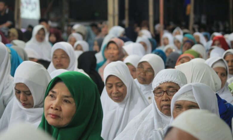 a large group of women in white headscarves