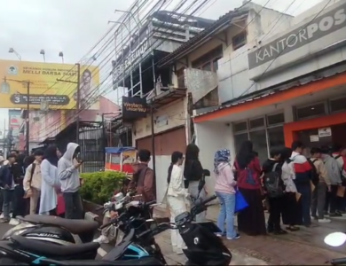 Lamar Kerja ke PT Pou Yuen, Ribuan Pencari Kerja Antre Panjang ke Kantor Pos Cianjur
